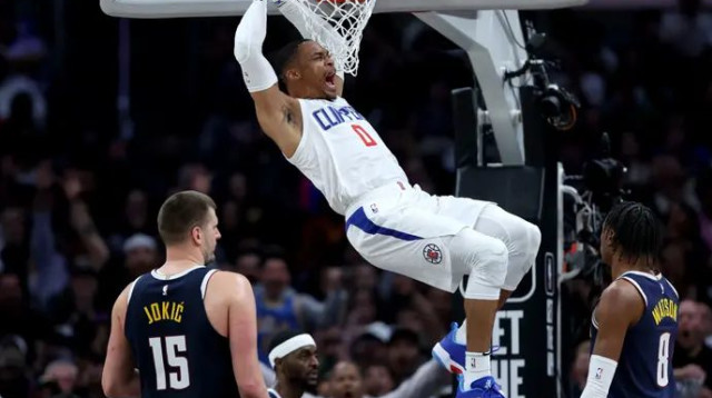 "אנחנו לא אותו דבר". ווסטברוק מטביע, יוקיץ' צופה (צילום: GettyImages, Harry How)