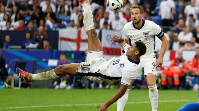 שחקן נבחרת אנגליה ג'וד בלינגהאם כובש במספרת (צילום: רויטרס)