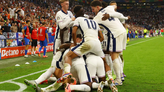 שחקני נבחרת אנגליה חוגגים (צילום: רויטרס)