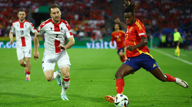 אוטאר קקבאדזה נבחרת גאורגיה לצד ניקו וויליאמס נבחרת ספרד (צילום: רויטרס)