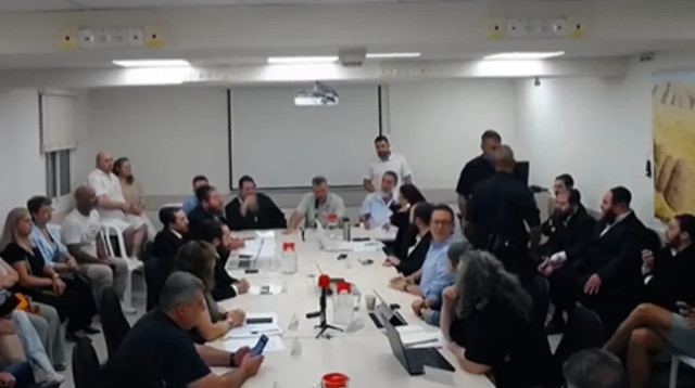 ישיבת מועצה בערד (צילום: צילום מסך)