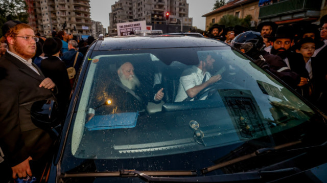 מפגינים חוסמים את רכבו של השר יצחק גולדקנופף בהפגנה נגד חוק הגיוס (צילום:  חיים גולדברג, פלאש 90)