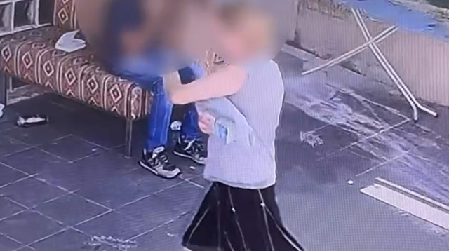 השכנה שמואשמת בגניבה תועדה במצלמות האבטחה, ירושלים (צילום: דוברות המשטרה)