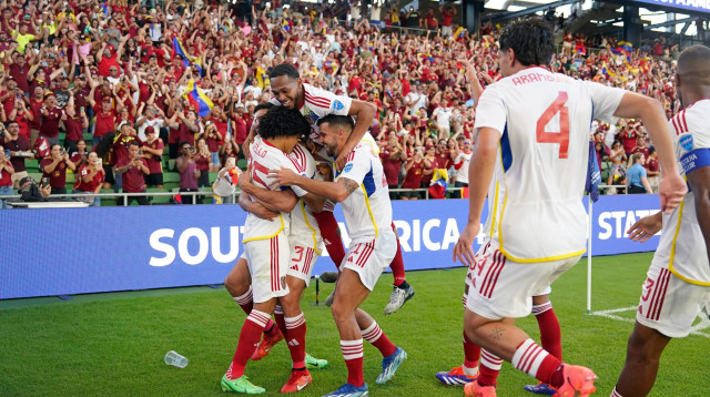 אדוארדו בלו ונצואלה חוגגים (צילום: רויטרס)