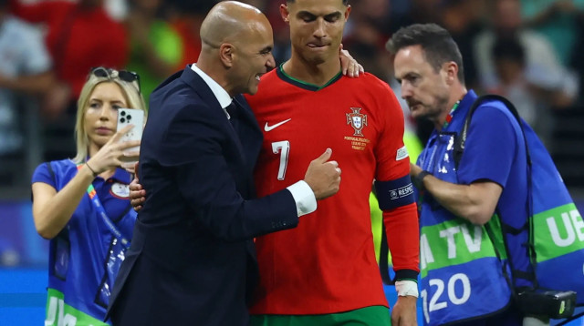 כריסטיאנו רונאלדו שחקן נבחרת פורטוגל עם מאמנו רוברטו מרטינס (צילום: רויטרס)