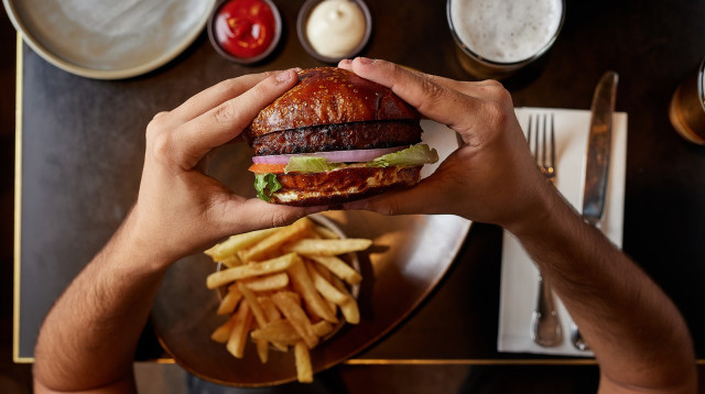 המבורגר של רידיפיין מיט  (צילום: אפיק גבאי)