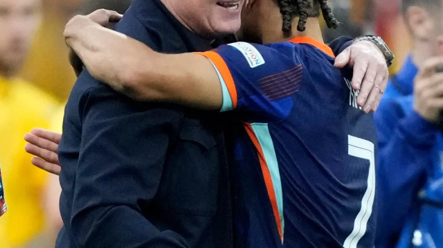 רונאלד קומאן מחבק את צ'אבי סימונס אחרי הניצחון של הולנד (צילום: רויטרס)