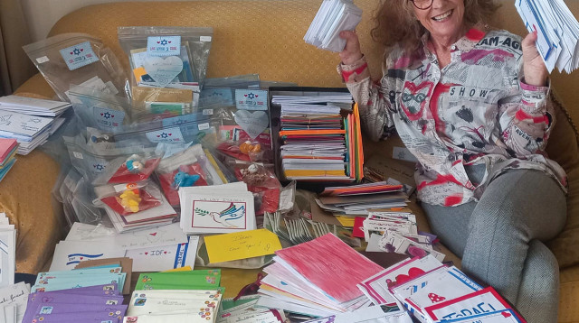 אליזבת קמפבל עם מכתבי הברכה לישראלים (צילום: באדיבות המצולמת)