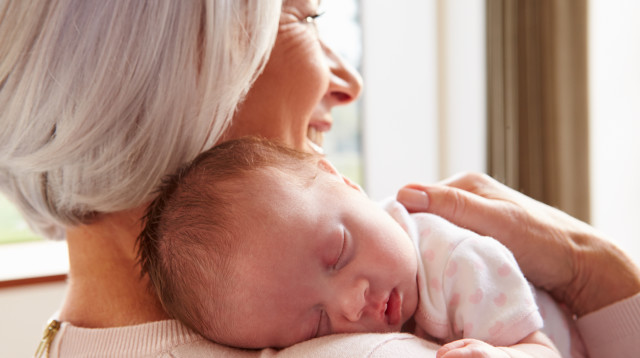 סבתא ותינוק אילוסטרציה (צילום: אינגאימג')