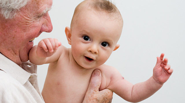 סבא ותינוק אילוסטרציה (צילום: אינג אימג')