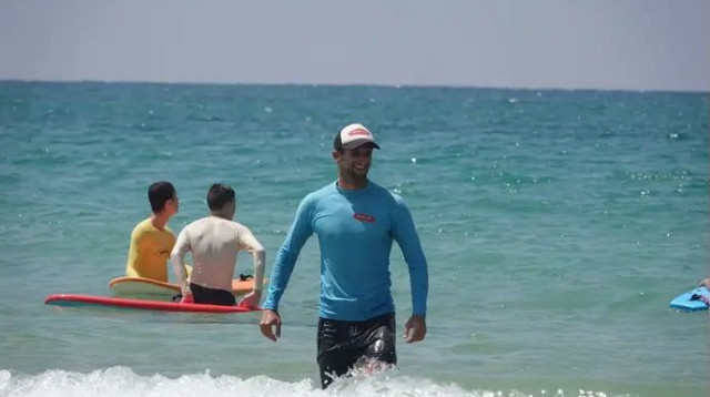 "הים זה המקום שלו, המקום שהכי אהב, הגלים והגלישה היו נותנים לו כוח" (צילום: באדיבות המשפחה)