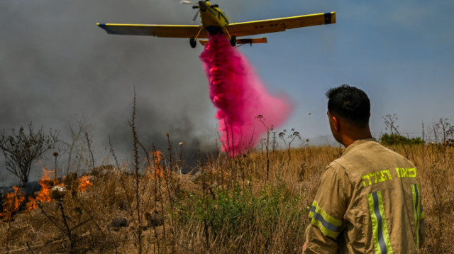 מאמצי כיבוי שריפה באזור קצרין - כתוצאה ממטחי רקטות (צילום: מיכאל גלעדי, פלאש 90)