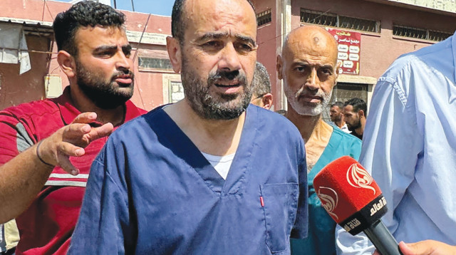 מוחמד אבו סלמיה מנהל שיפא מגיע לעזה לאחר שחרורו (צילום: רויטרס)