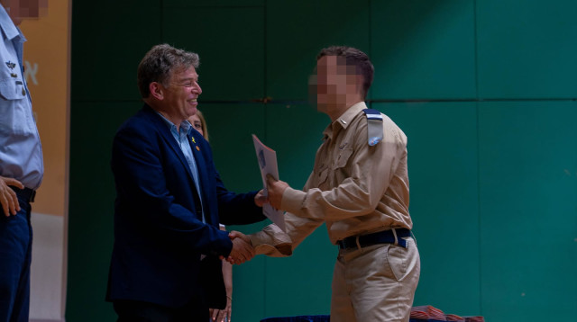 רקטור אוניברסיטת בן-גוריון, פרופ' חיים היימס, מעניק תעודת זכאות לתואר לטייס (צילום: חיל האוויר)