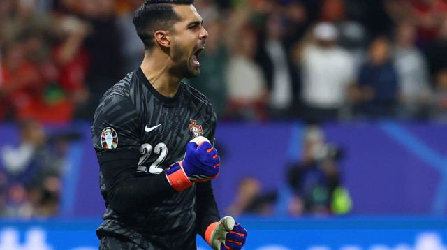 דיוגו קוסטה שוער נבחרת פורטוגל חוגג (צילום: רויטרס)