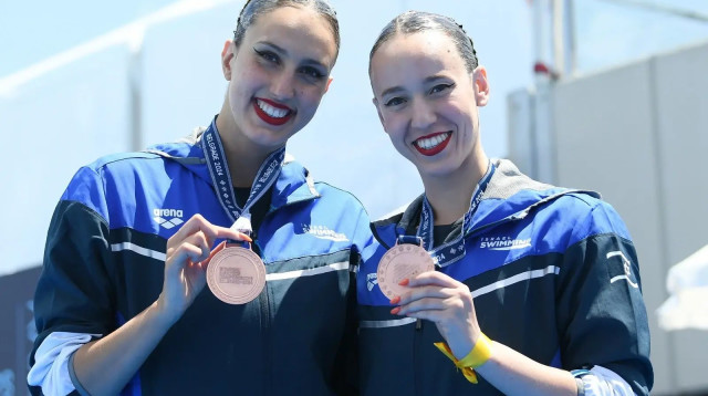 אריאל נשיא עם שלי בובריצקי על הפודיום באליפות אירופה (צילום: איגוד השחייה, פאביו צ'טי)