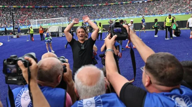 רץ לחגוג עם הקהל. מוראט יאקין (צילום: רויטרס)