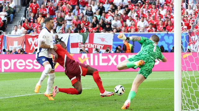 שחקן נבחרת שוויץ ברל אמבולו כובש נגד אנגליה (צילום: GettyImages, Carl Recine)