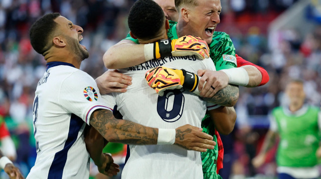 שחקני נבחרת אנגליה חוגגים עם השוער ג'ורדן פיקפורד (צילום: GettyImages, ADRIAN DENNIS/AFP)