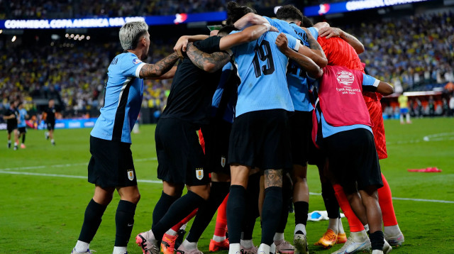 שחקני נבחרת אורוגוואי חוגגים (צילום: רויטרס)