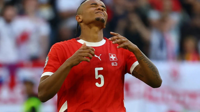 מנואל אקנג'י שחקן נבחרת שוויץ מאוכזב (צילום: רויטרס)