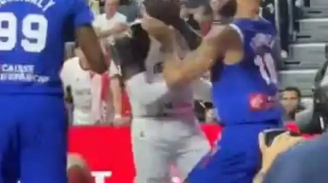 שחקן נבחרת צרפת אוון פורנייה מתעמת עם שחקן נבחרת גרמניה דניס שרודר (צילום: צילום מסך, X)