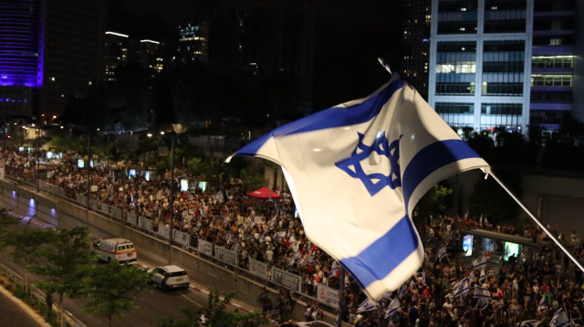 דגל ישראל בהפגנה למען שחרור החטופים בתל אביב (צילום: יניר ברט)