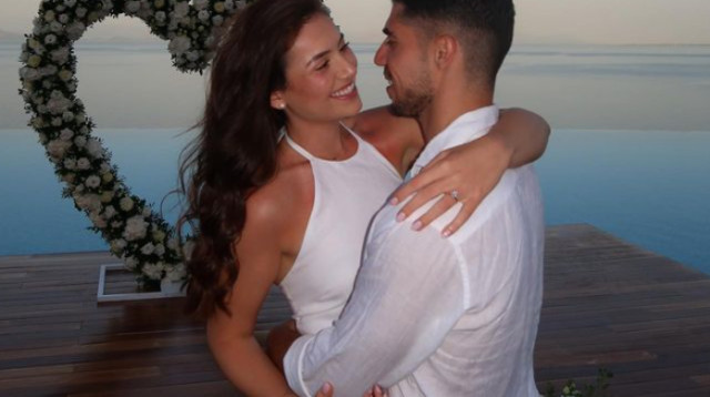 מנור סולומון וזוגתו מתארסים (צילום: צילום מסך אינסטגרם)