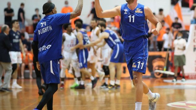 שחקן בני הרצליה אלישי כדיר עם מרלן ויל (צילום: דני מרון)