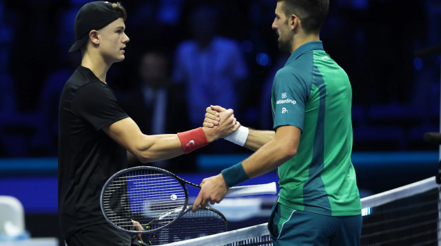 נובאק ג'וקוביץ' עם הולגר רונה, טורניר גמר הסבב 2023 (צילום: GettyImages, Clive Brunskill)