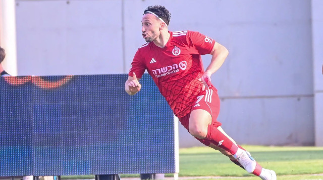 עומרי אלטמן שחקן הפועל תל אביב חוגג שער (צילום: ברני ארדוב)