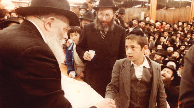 הרב ג'קסון מקבל ברכה מהרבי מליובאוויטש (צילום: Archive of rabbi YY. JEM medio)