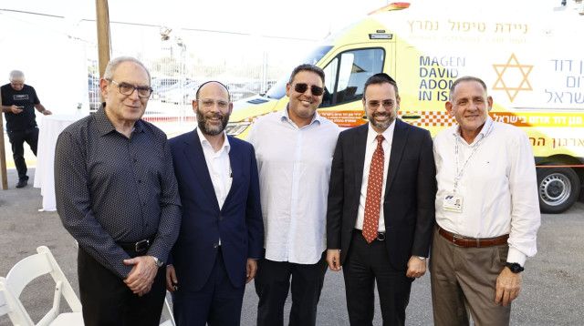 ניידת טיפול נמרץ של ''למענכם'' באזור אשדוד (צילום: קובי הר צבי )