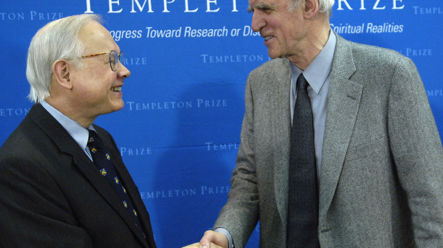 ג'ון טמפלטון (מימין) לוחץ את ידו של צ'ארלס טיילור  (צילום: רויטרס)