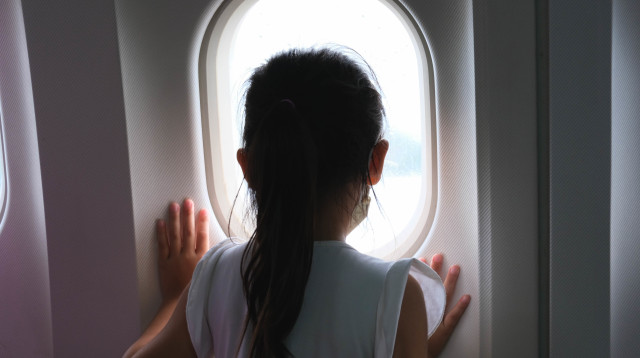 ילדה במטוס (צילום: אינגאימג')