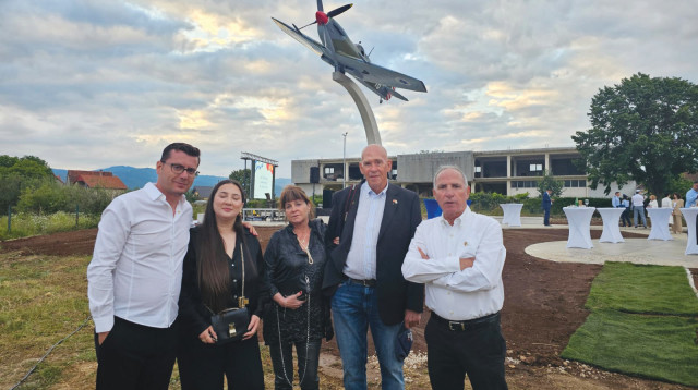 נשיאת הפדרציה היהודית נינה בוקאן נואמת באקס (צילום: אולסי דוז'ה)