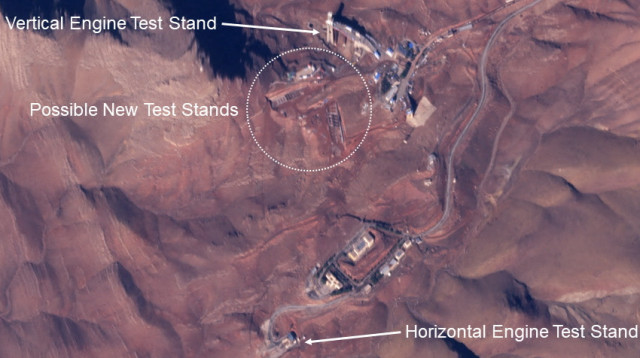 תמונת לוויין שמציגה עמדות חשודות לניסוי מנועי טילים במתחם חוג'יר באיראן (צילום: PLANET LABS PBC/Handout via REUTERS)