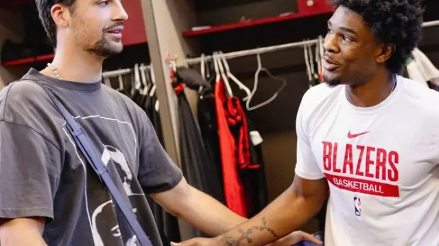 חבר חדש. אבדיה לצד סקוט הנדרסון (צילום: אתר רשמי, האתר הרשמי של פורטלנד בלייזרס)