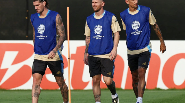 ליאונל מסי, שחקן נבחרת ארגנטינה עם רודריגו דה פול ואנחל די מריה (צילום: רויטרס)