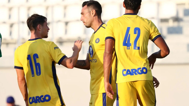 ערן זהבי שחקן מכבי תל אביב חוגג שער עם גבי קניקובסקי (צילום: אתר רשמי, מכבי תל אביב)