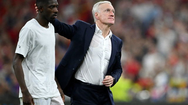 דידייה דשאן מאמן נבחרת צרפת לצד עוסמאן דמבלה (צילום: רויטרס)