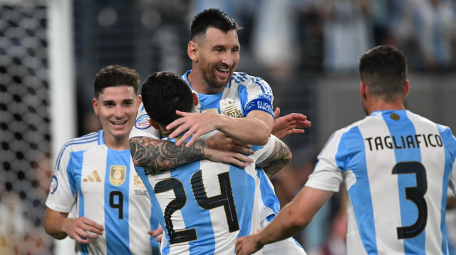 ליאונל מסי חוגג עם שחקני נבחרת ארגנטינה (צילום: GettyImages, Robin Alam/ISI Photos)