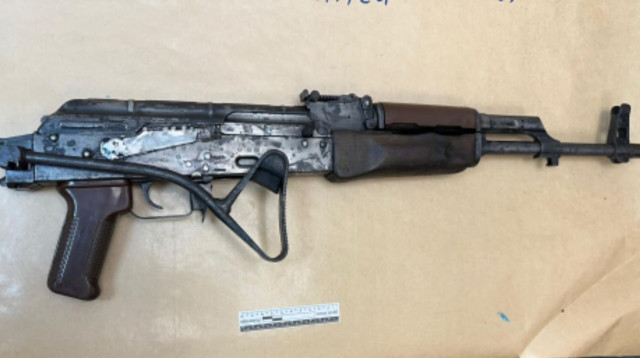 האמל"ח שהוסלק מתחת למיטתו של הקטין (צילום: דוברות המשטרה)