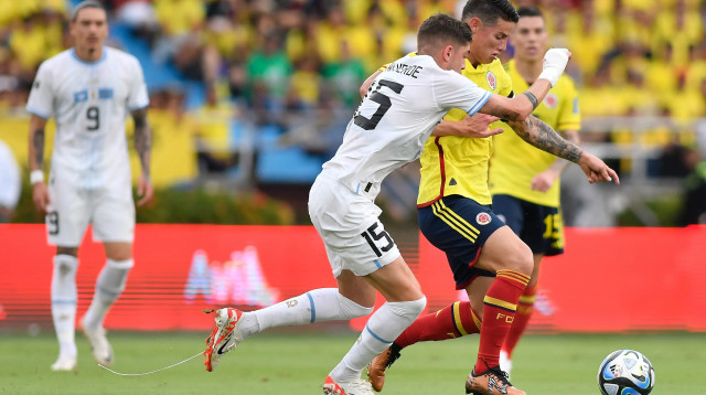 שחקן נבחרת קולומביה, חאמס רודריגס, מול שחקן נבחרת אורוגוואי פדריקו ואלוורדה (צילום: GettyImages, Gabriel Aponte)