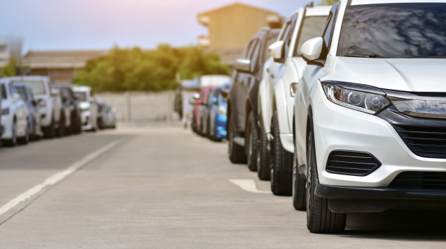 חניה במקביל (צילום: אינג'אימג')