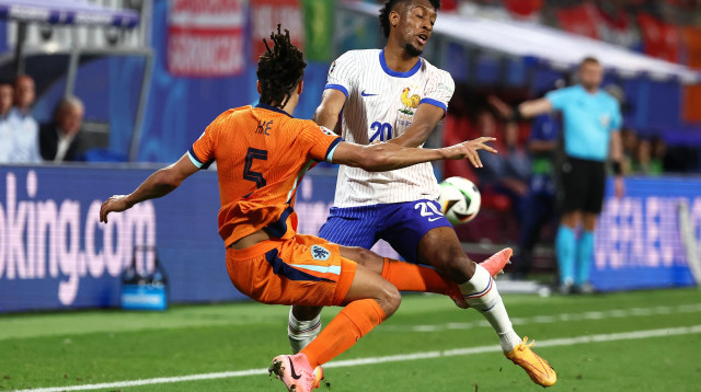 קינגסלי קומאן שחקן נבחרת צרפת מול נתן אקה שחקן נבחרת הולנד (צילום: GettyImages, FRANCK FIFE/AFP)