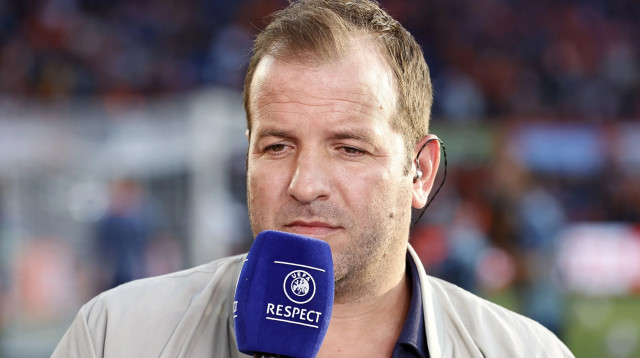 כדורגלן העבר רפאל ואן דר וארט בכובעו כפרשן (צילום: GettyImages, ANP)