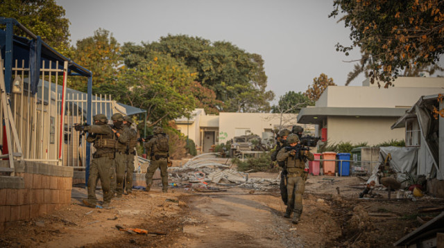 כוח ימ"מ סורקים את קיבוץ בארי - 22 באוקטובר (צילום: חיים גולדברג, פלאש 90)