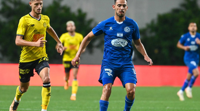 מאור לוי מכבי פתח תקוה לצד אחמד סלמן מכבי נתניה (צילום: ברני ארדוב)