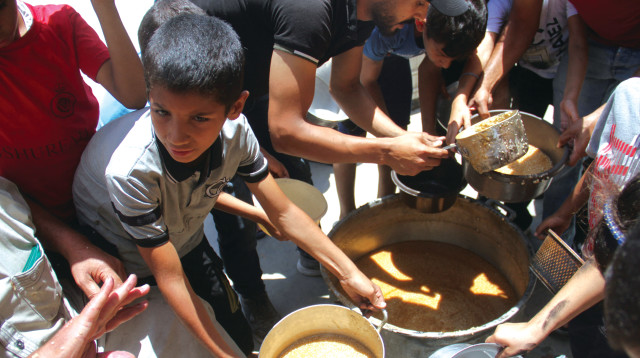 חלוקת מזון בג'באליה (צילום: רויטרס)